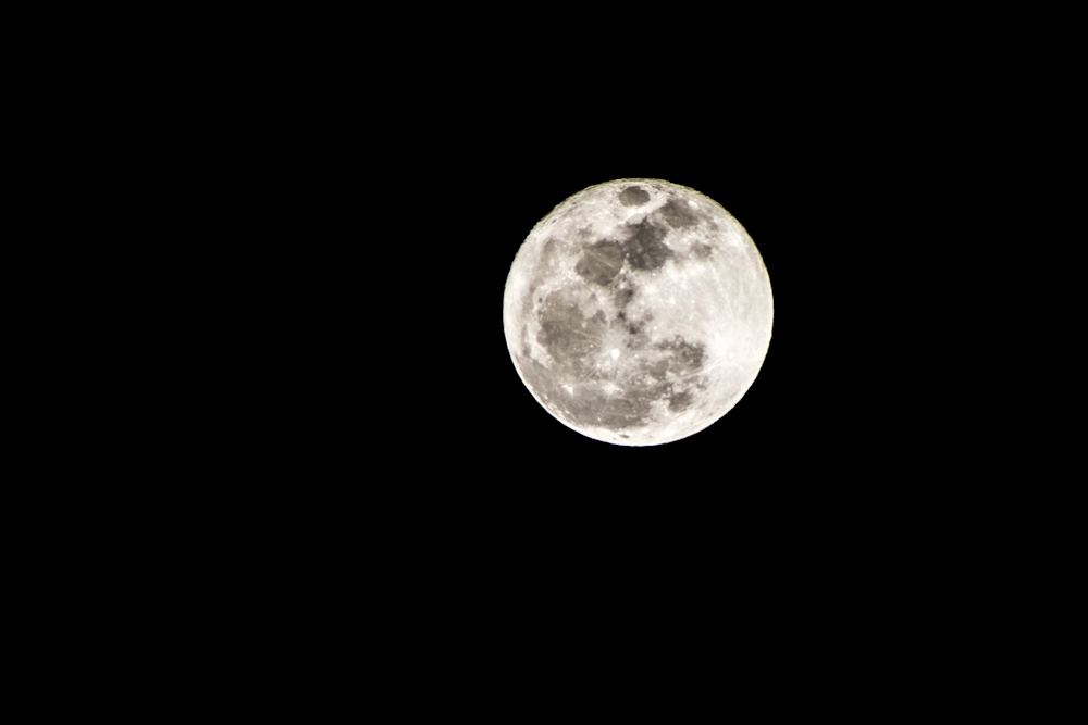 Luna llena por la noche