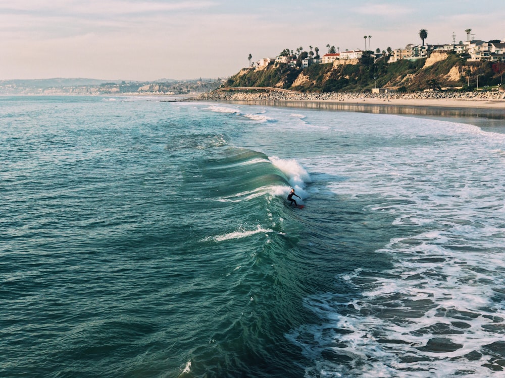 Photo de vagues de mer s’écrasant sur le rivage