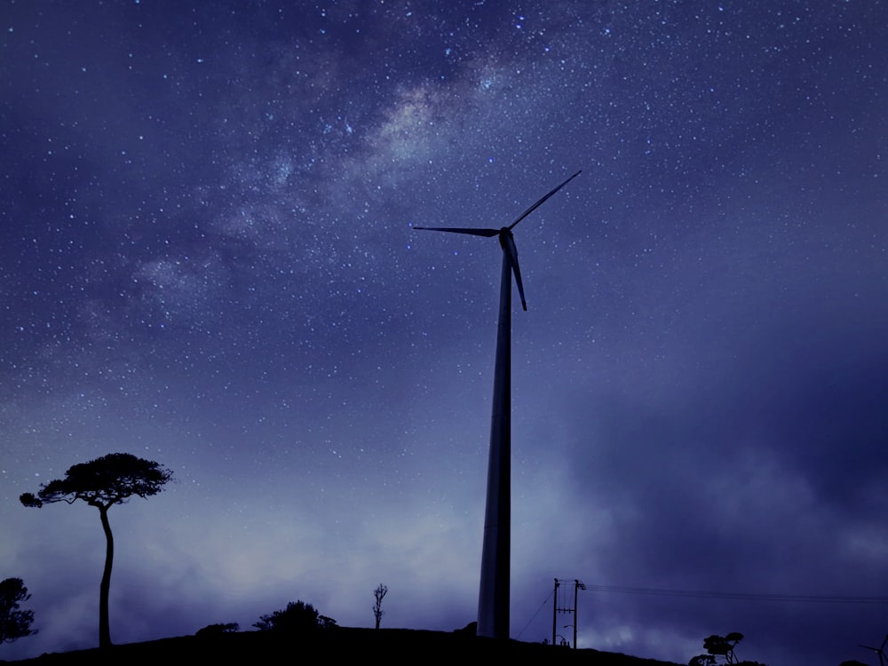 Fotografia da Via Láctea acima do moinho de vento