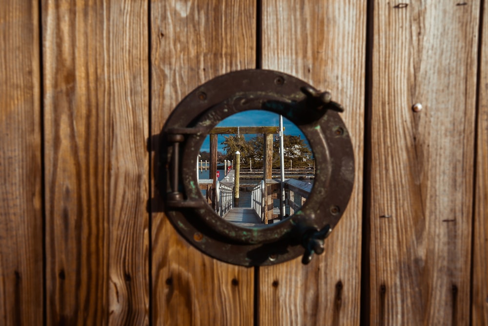 Reflexionsfotografie von braunem Holzdock