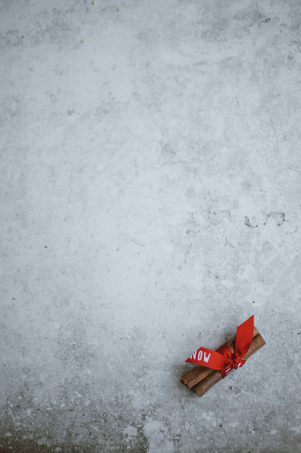 ribon rouge sur neige