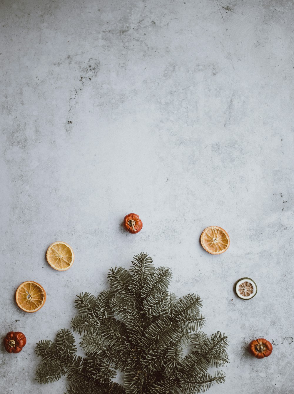 frutas laranja fatiadas e pimentão