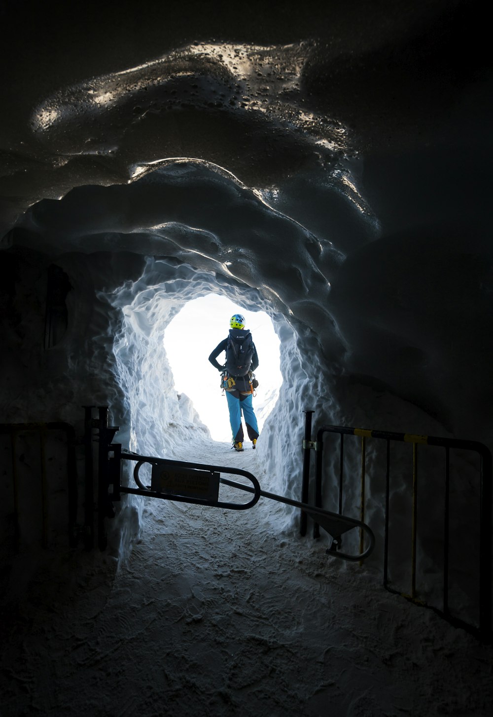 雪の中のトンネルに立つ男