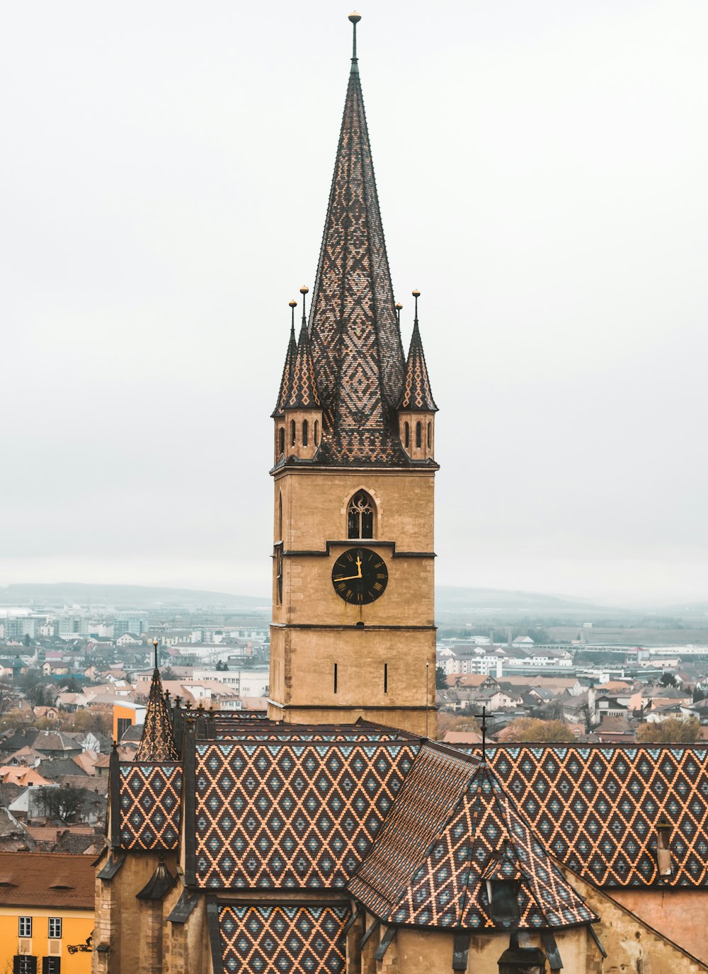 Braunes und schwarzes Betongebäude mit Uhr am Tag