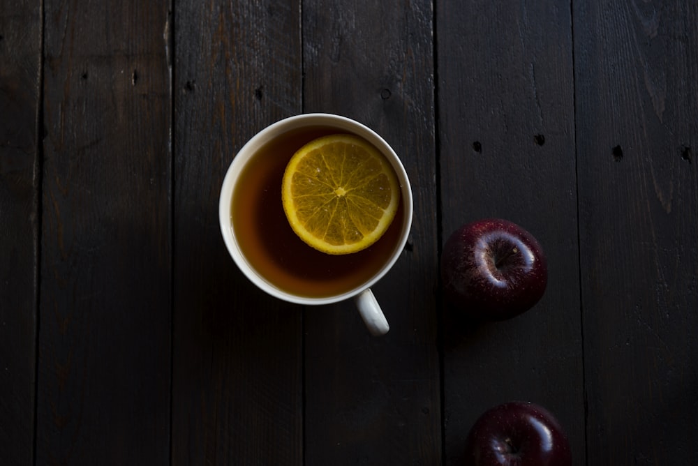 Flat-Lay-Fotografie einer weißen Teetasse