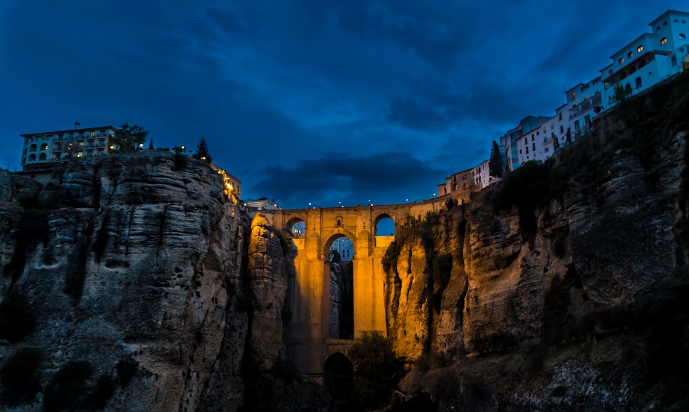 Château en béton gris au sommet de la montagne pendant la nuit