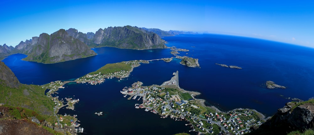 fotografia aerea dell'isola vicino allo specchio d'acqua durante il giorno