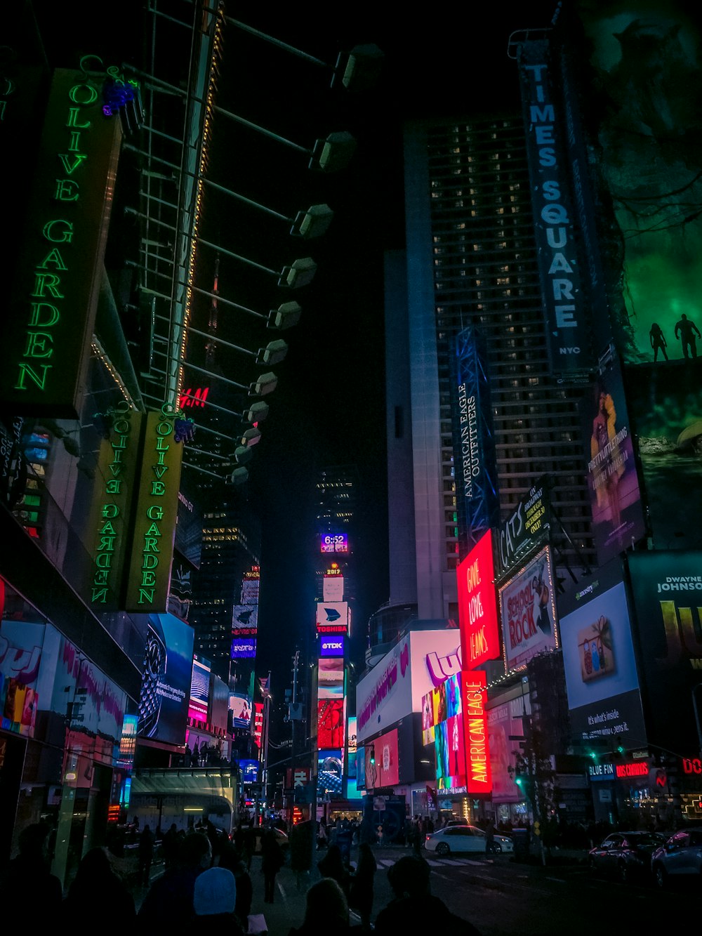 Gruppe von Menschen, die nachts auf dem New Yorker Timesquare spazieren gehen