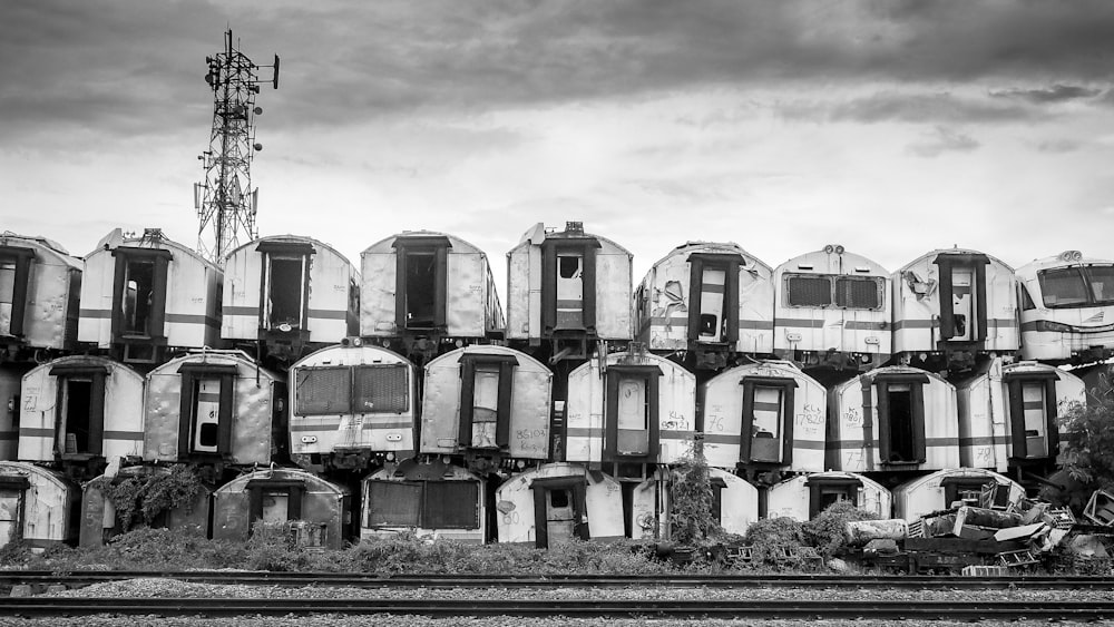 fotografia in scala di grigi dell'accatastamento di furgoni container