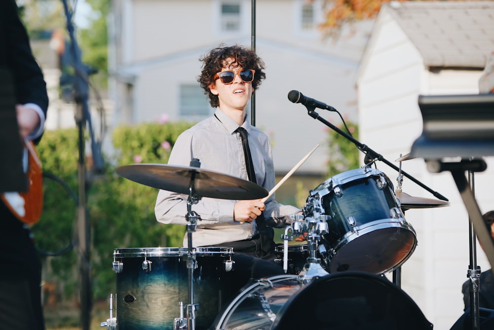 man playing drum in street at daytime