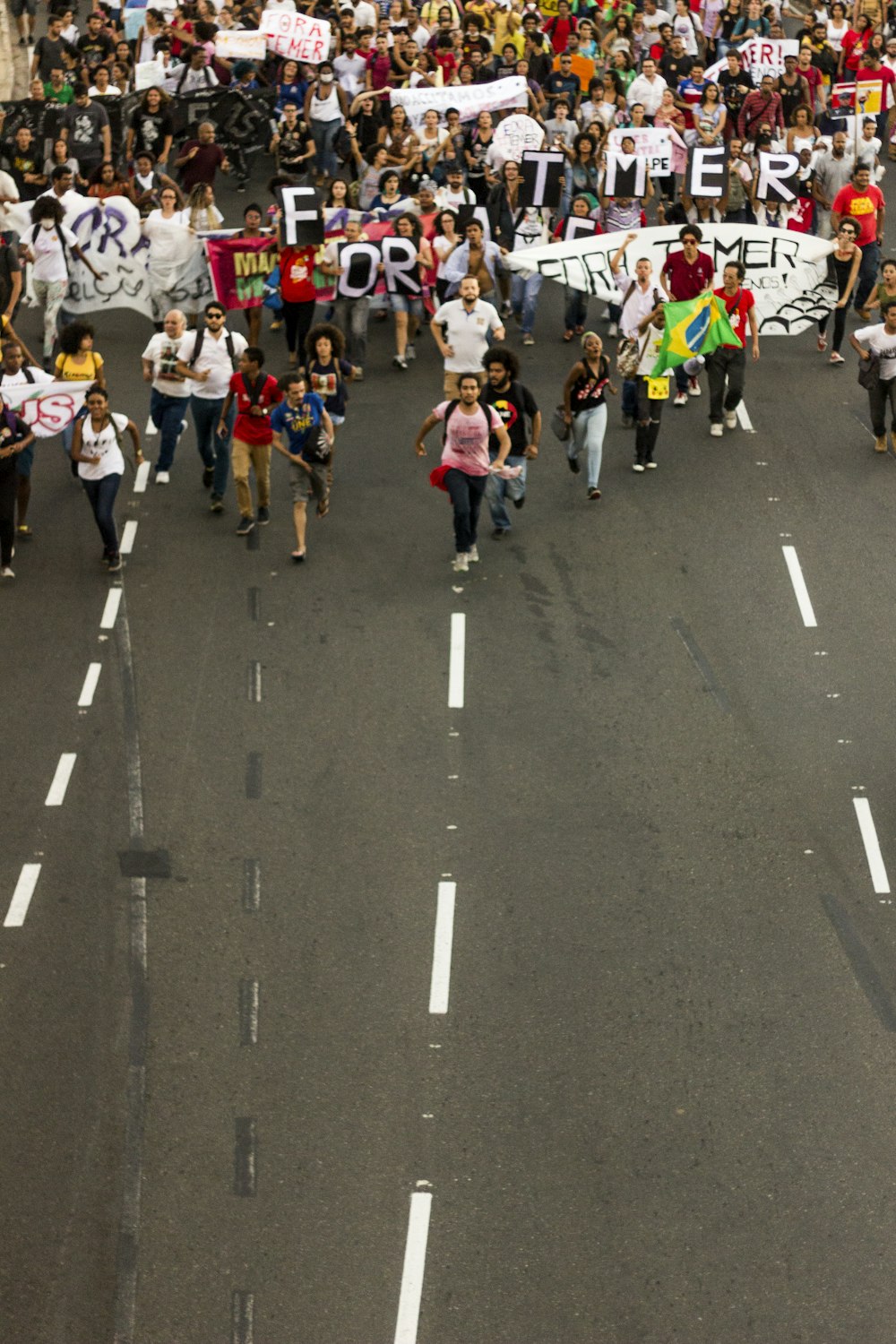 pessoas reunidas na estrada durante o dia