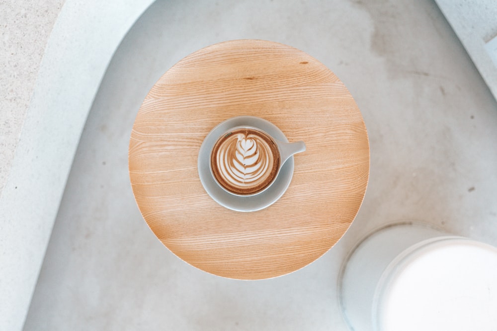 café con leche servido en taza de cerámica