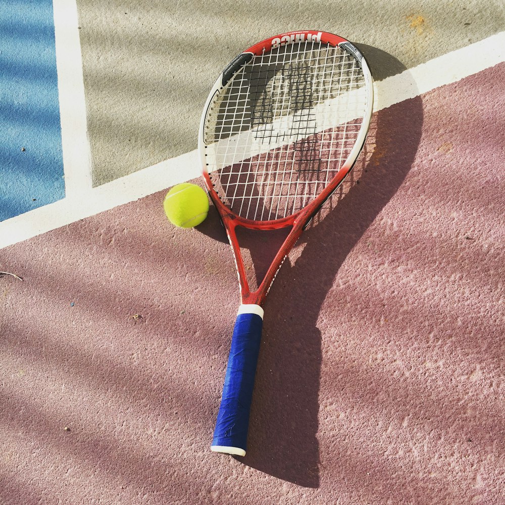 Raquette de tennis jaune et blanche