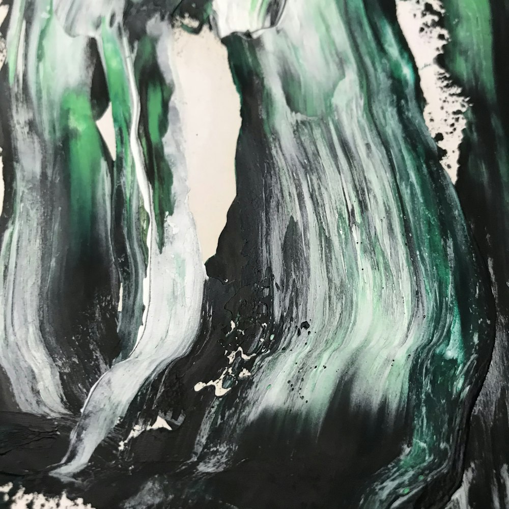 Pintura abstracta en negro, blanco y verde azulado