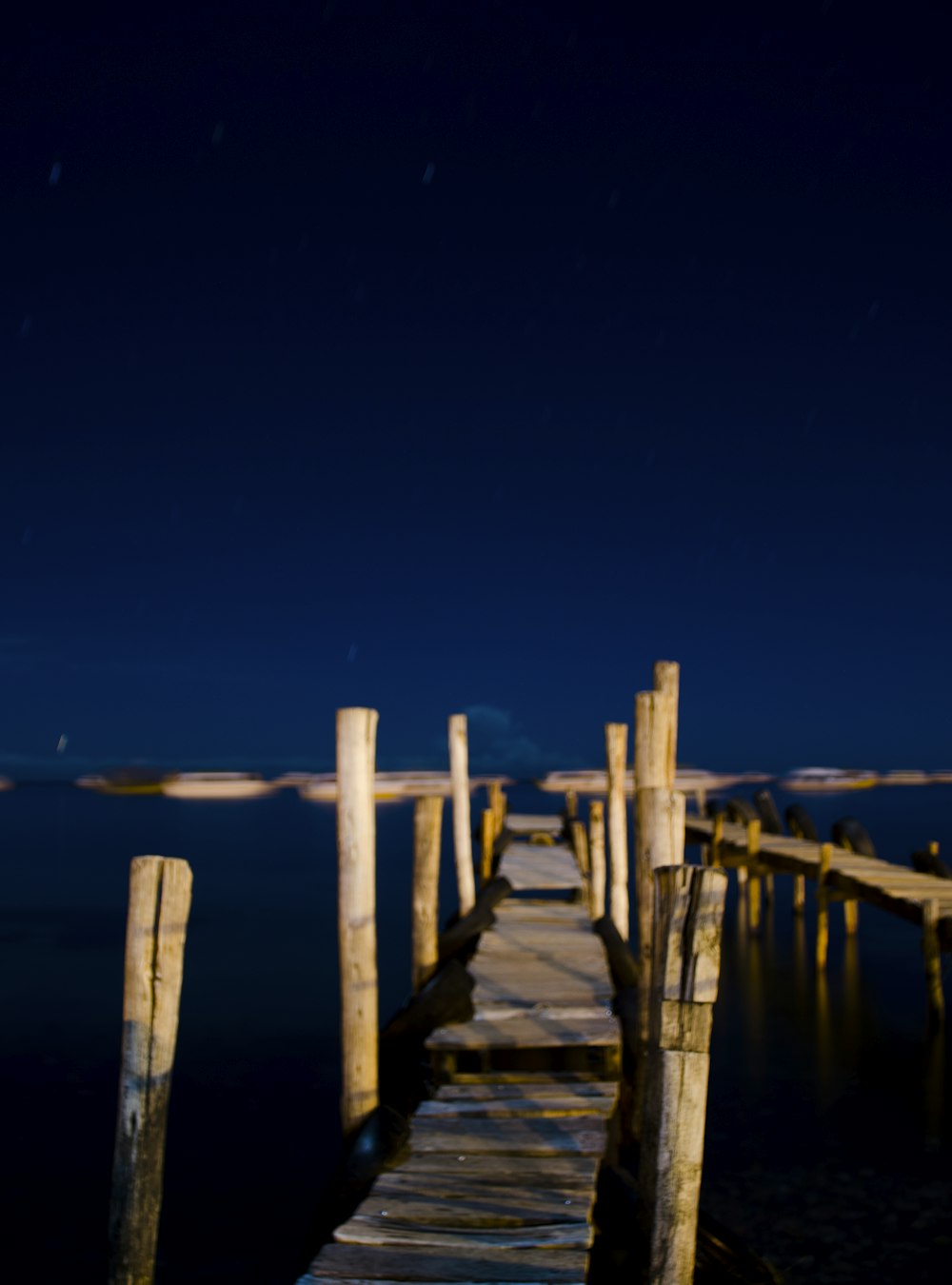 Braunes Dock in der Nacht