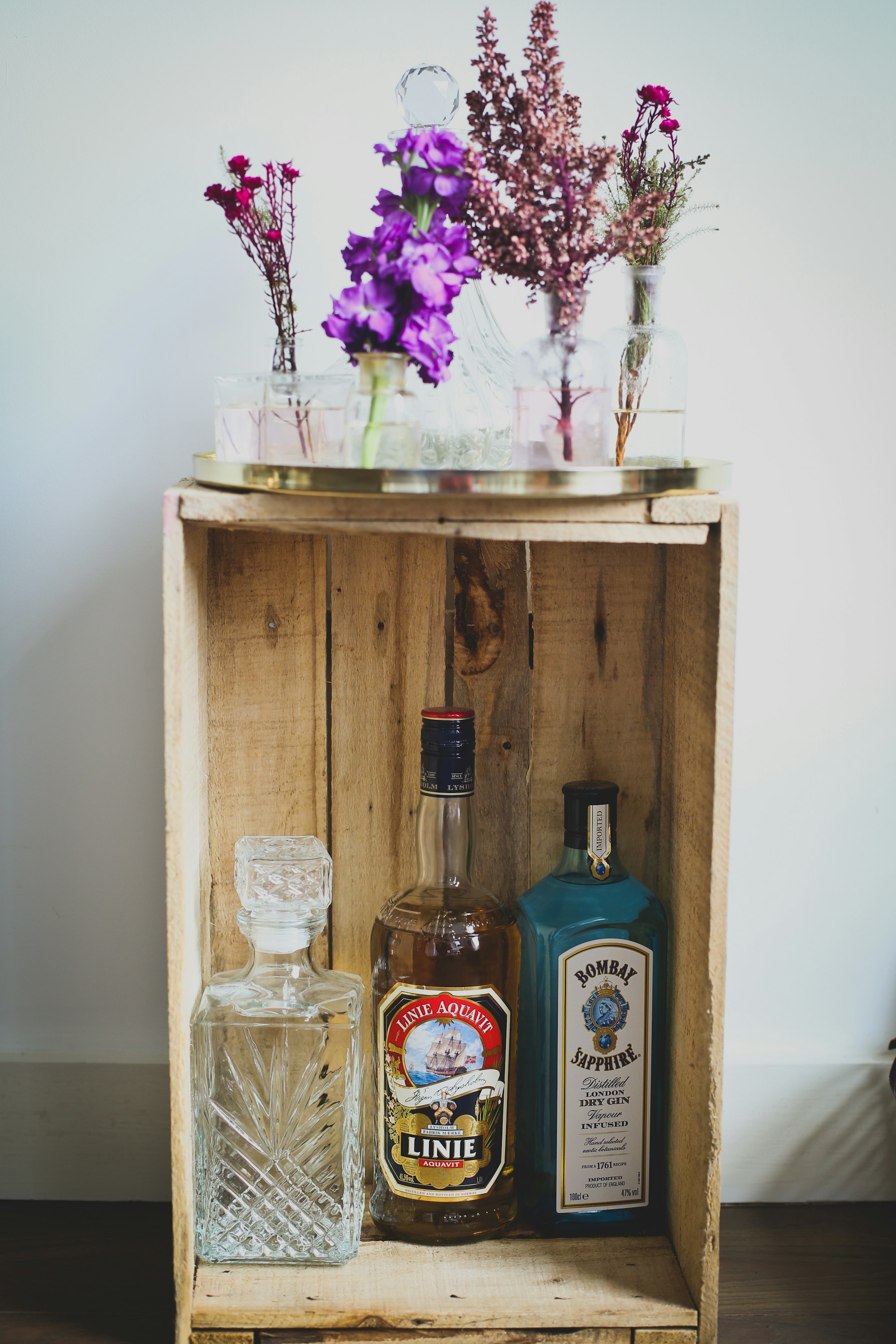 bar en caisse à vin avec fleurs sèches sur le dessus