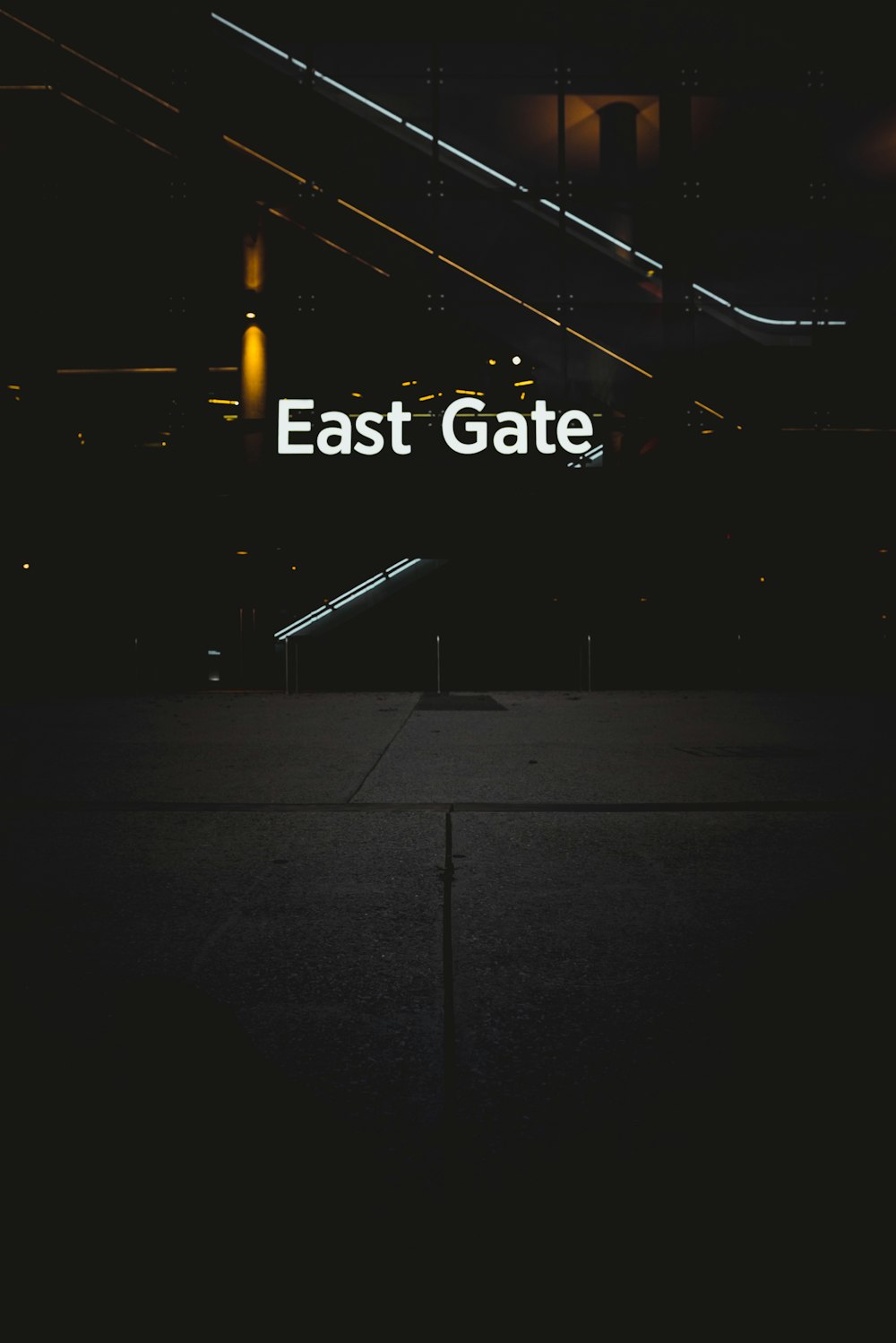 薄暗い照明の東門のロゴ