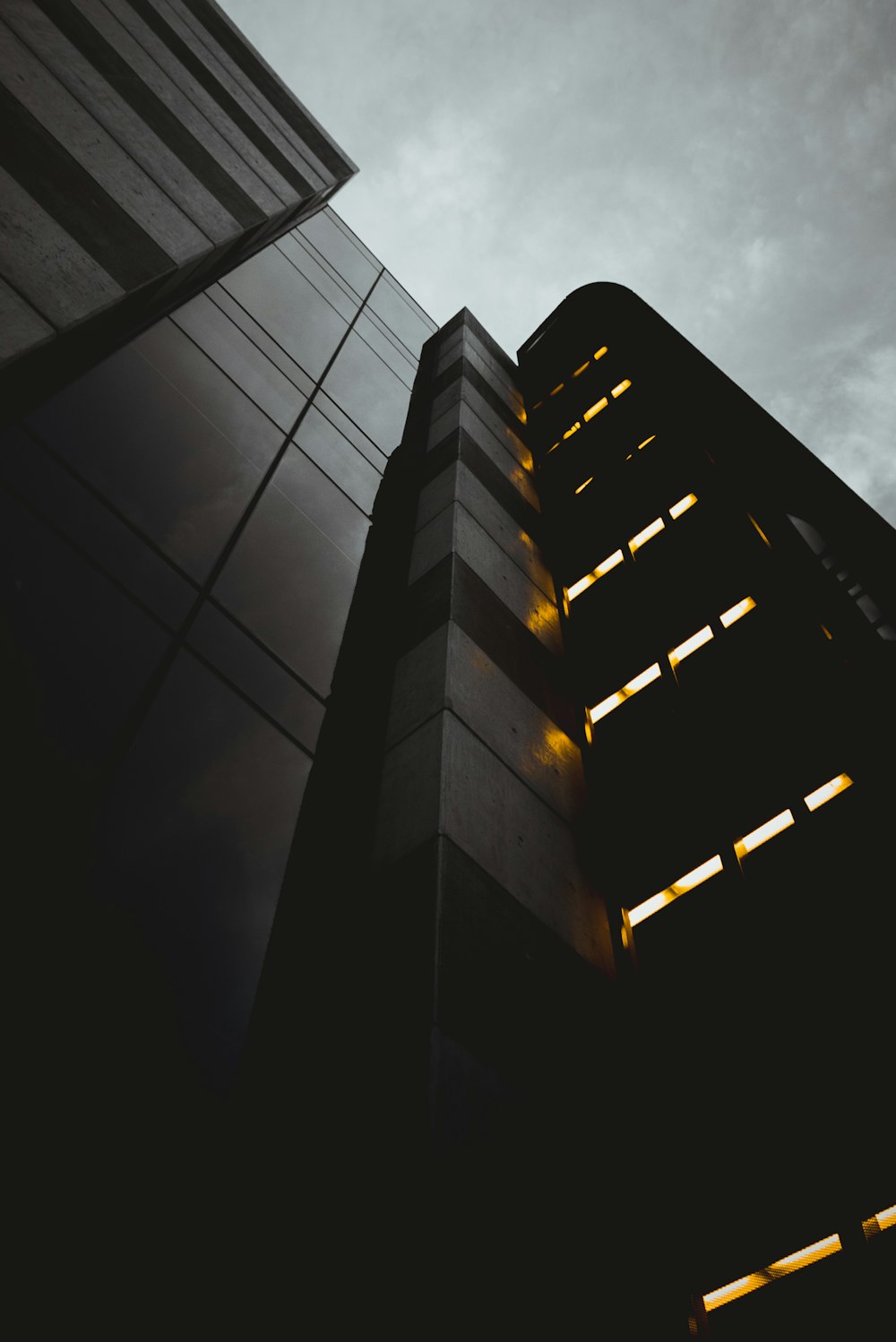 Vista de ángulo bajo de un edificio de gran altura