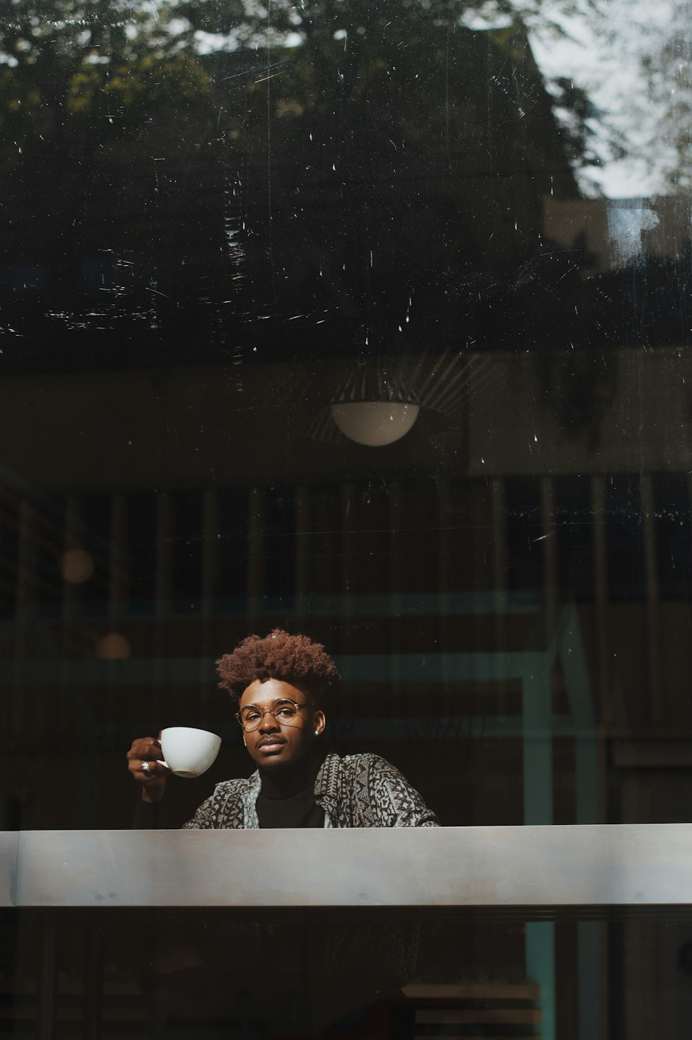 homem segurando xícara de café