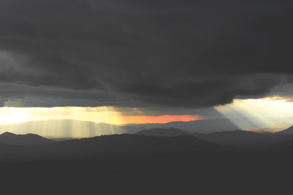 Fotografía de paisajes de montañas y nubes