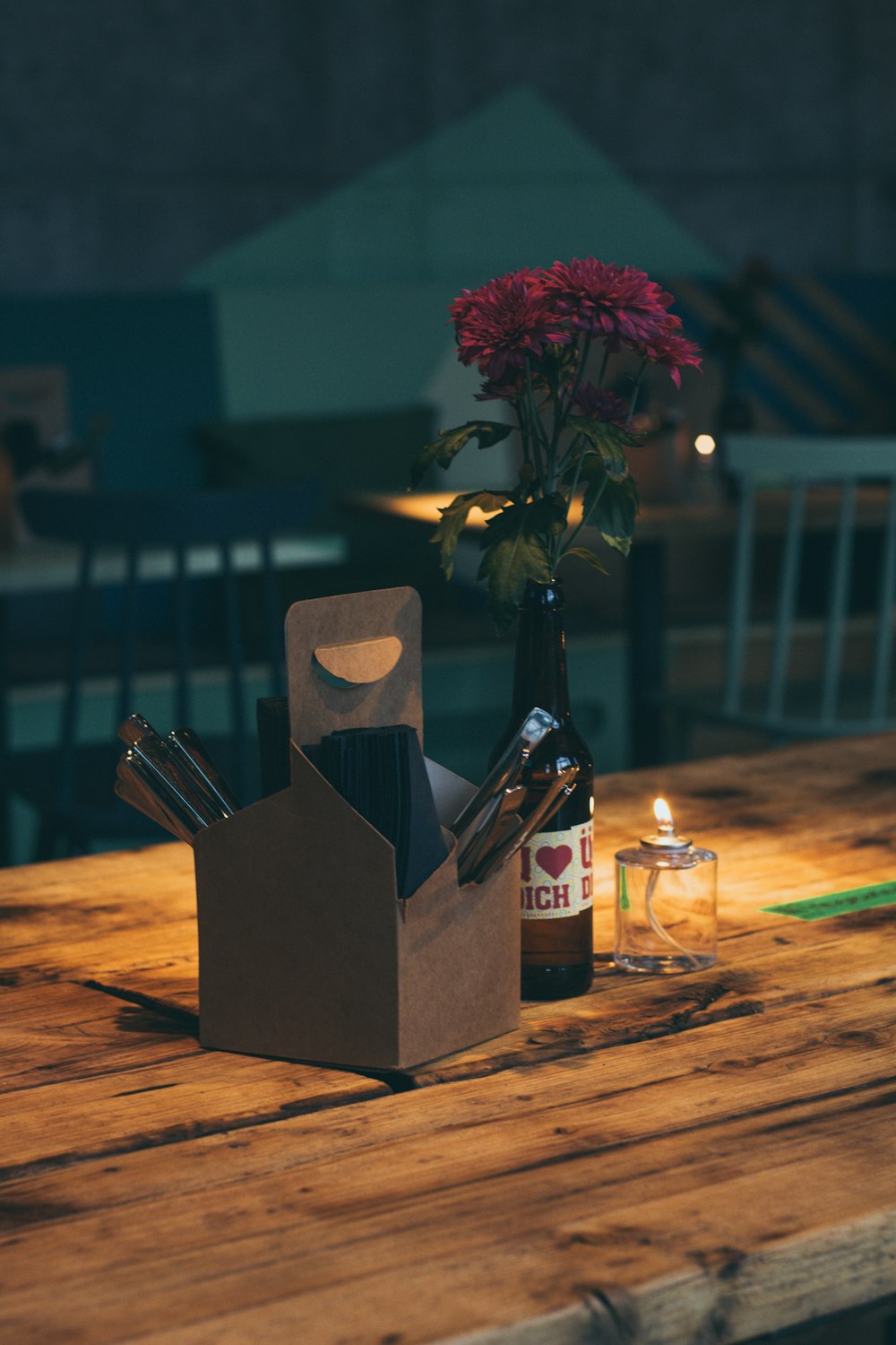 茶色の木製のテーブルの上のボトルの横にある茶色の箱
