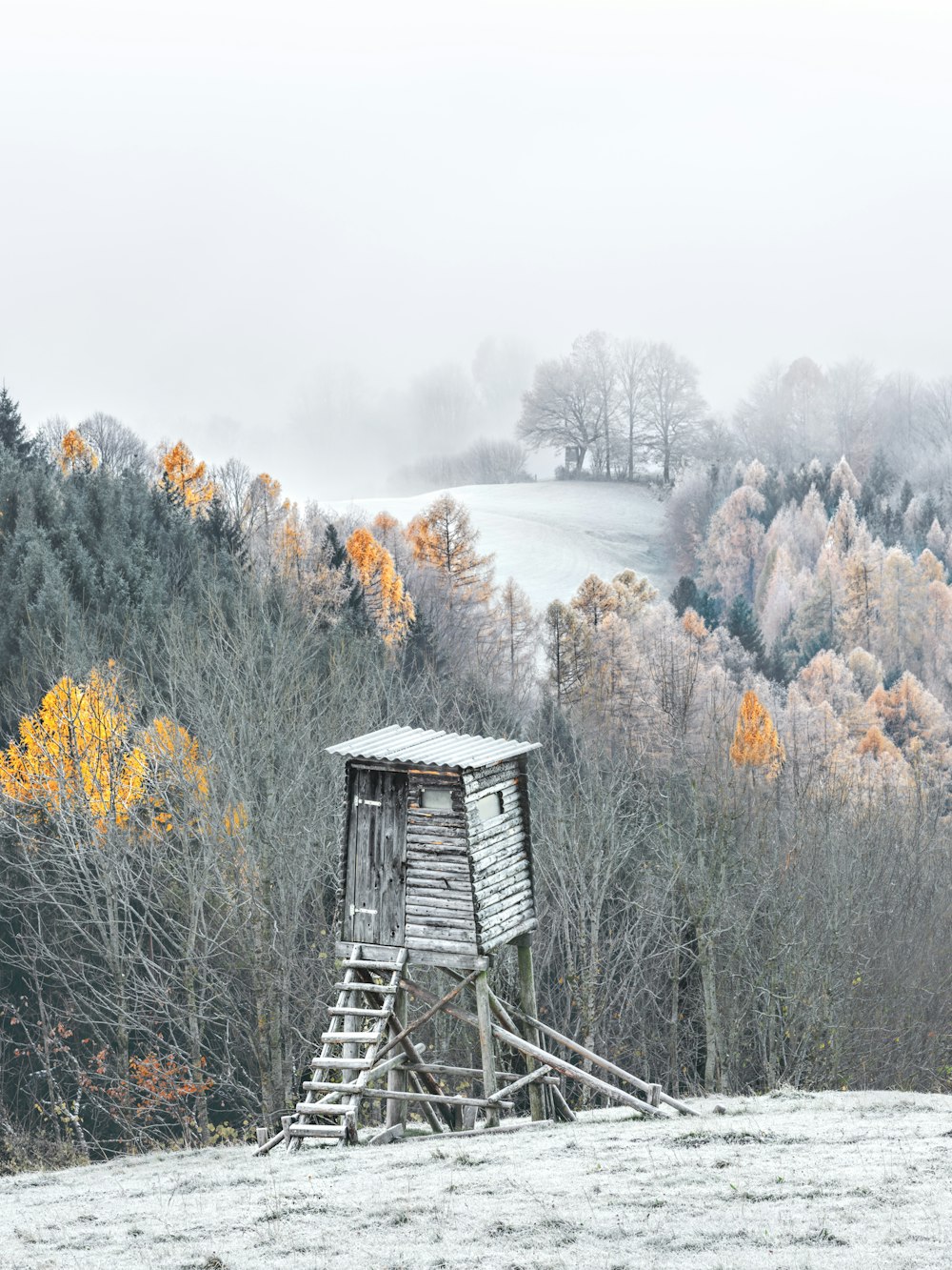 Wachturm mit Schnee bedeckt