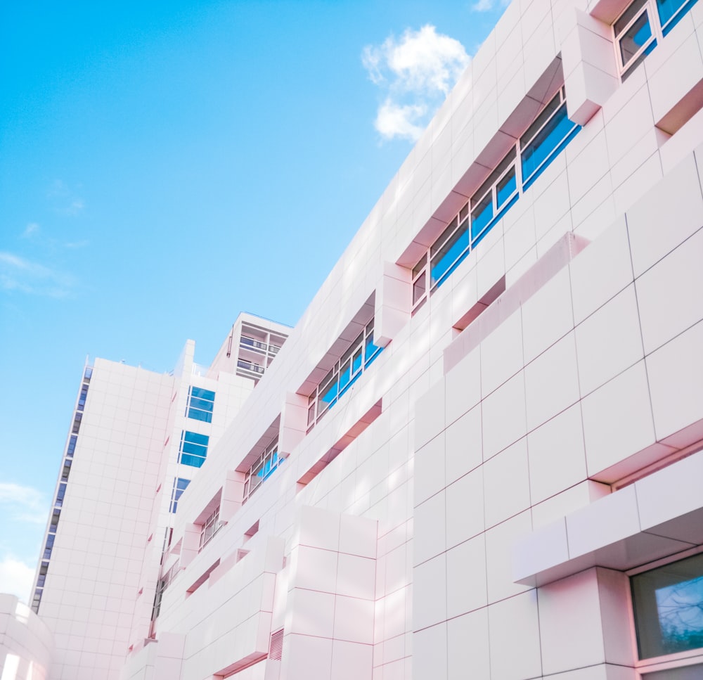 edificio in cemento bianco sotto il cielo blu