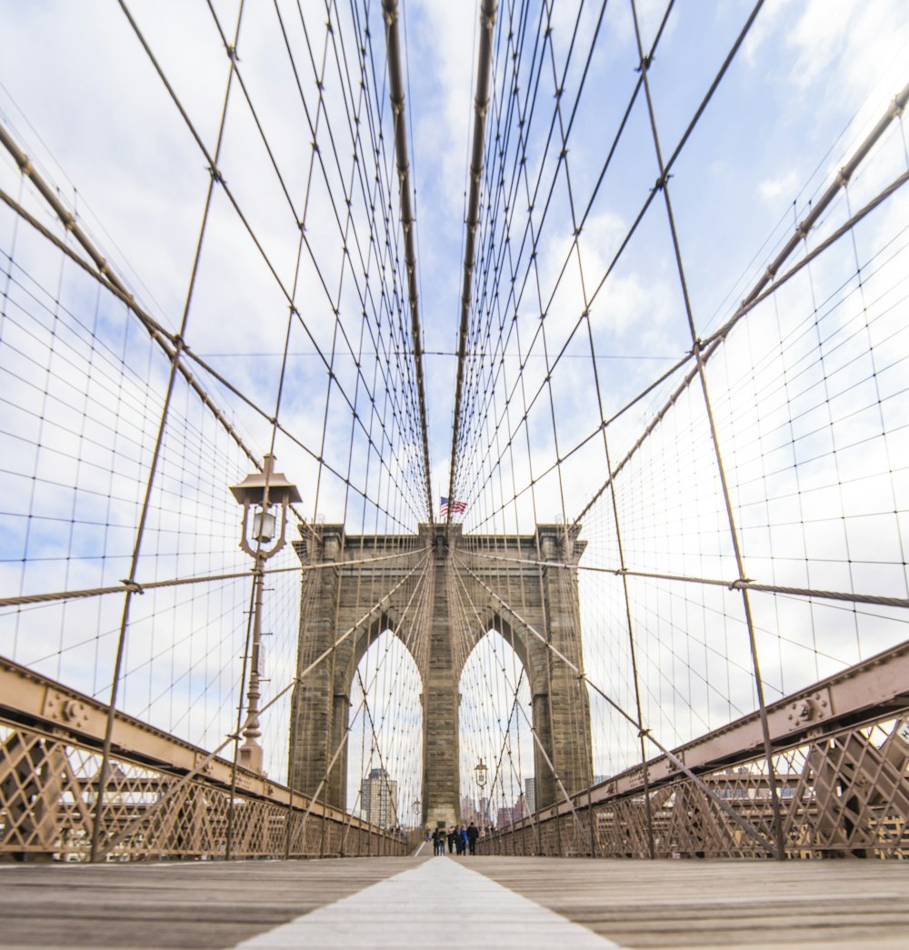 Menschen, die tagsüber auf der Brooklyn Bridge spazieren gehen