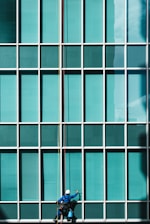 hombre limpiando cristales