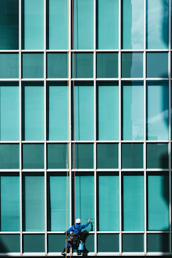 Cleaning glass windows