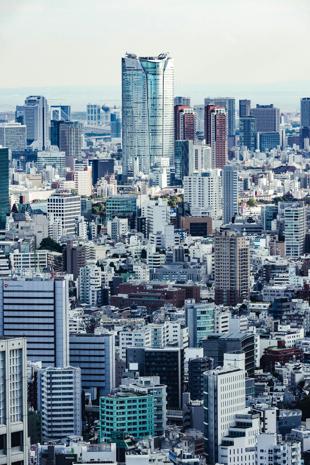 昼間の高層ビルの写真