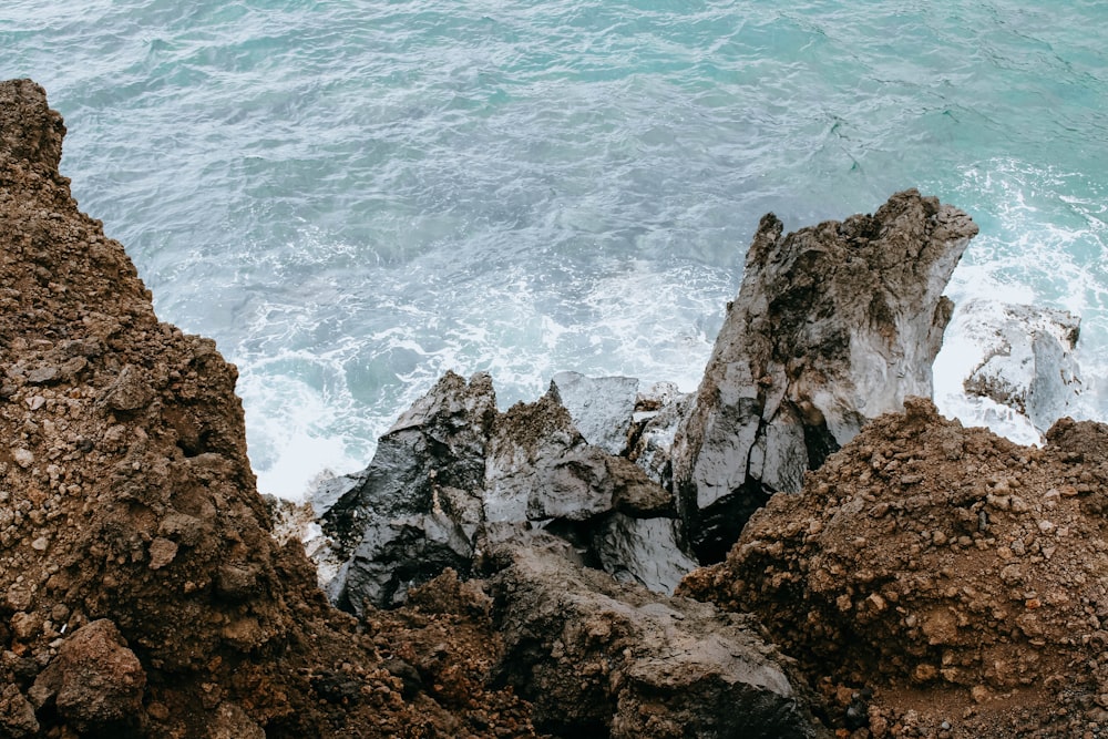 Photographie en contre-plongée de falaise sur l’océan