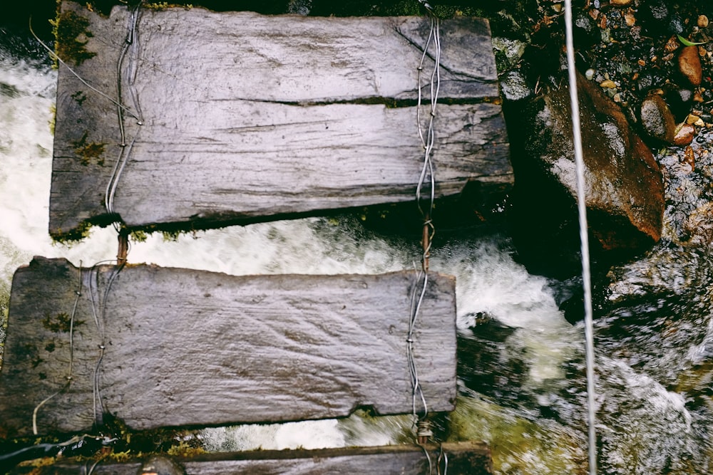 Photographie à mise au point peu profonde d’un pont en bois brun
