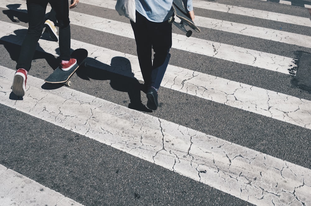 Persona que camina por el carril peatonal