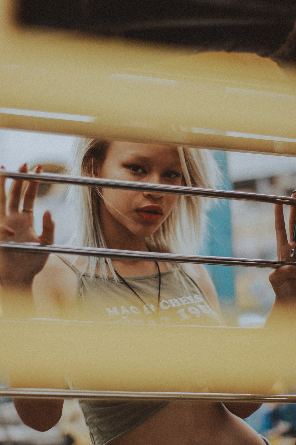 Mujer apoyada en el cristal de la ventana