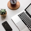 Ordinateur et smartphone pour le plan d'action de communication digitale