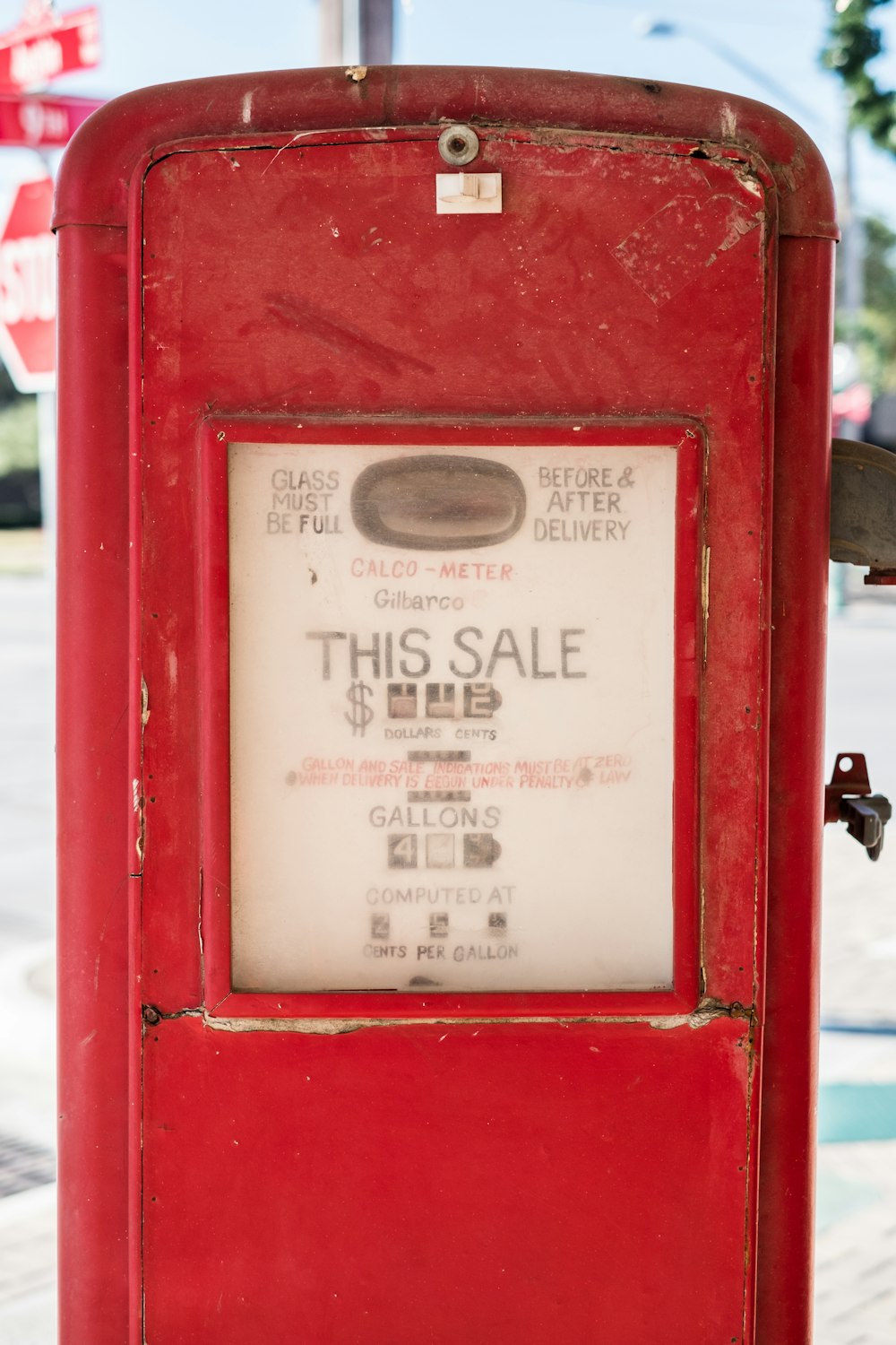 red and white Calco-Meter gallon gauge