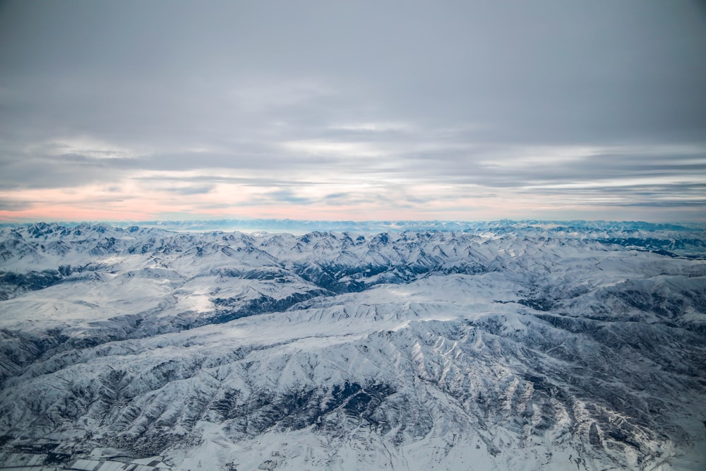fotografia aérea da montanha coberta de gelo