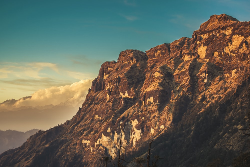 Vista panorâmica da montanha através de nuvens brancas