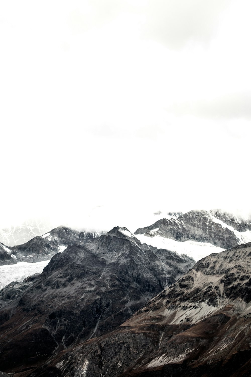 fotografia di paesaggio di montagna con neve