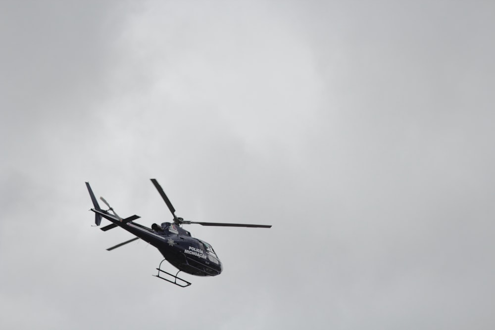 helicóptero negro en el aire