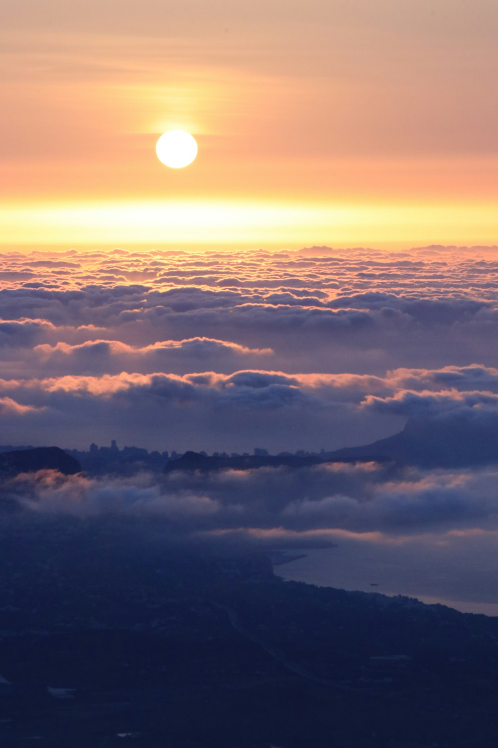 cielos anaranjados bajo el sol