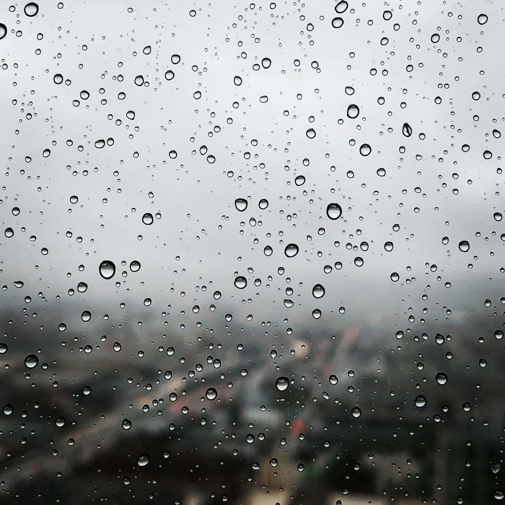 gocce di pioggia su una finestra trasparente