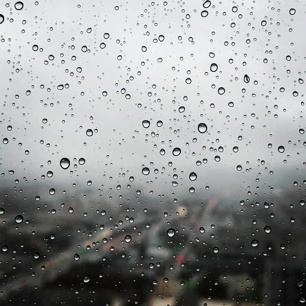 gotas de lluvia en la ventana transparente