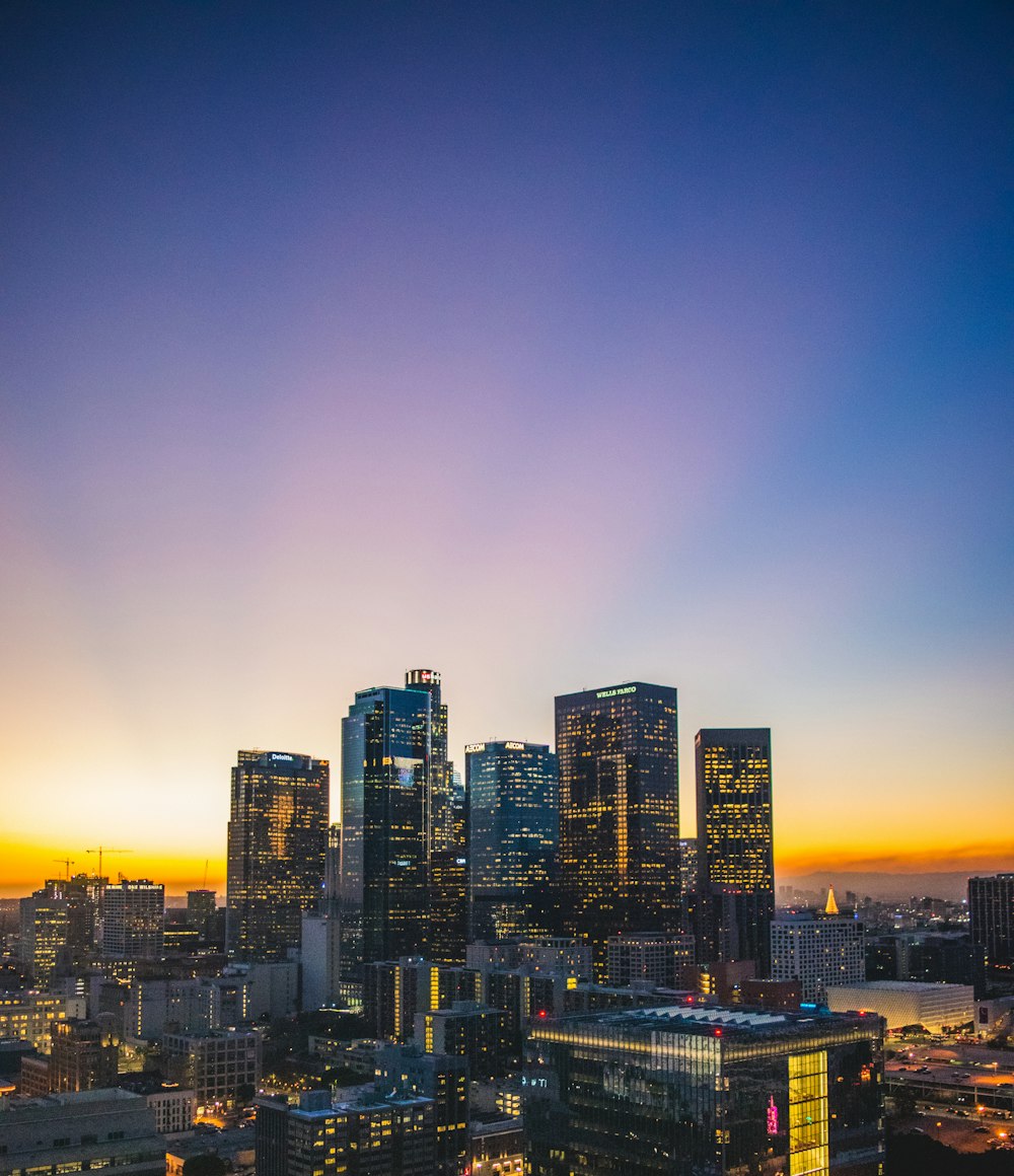 edifícios da cidade durante o pôr do sol