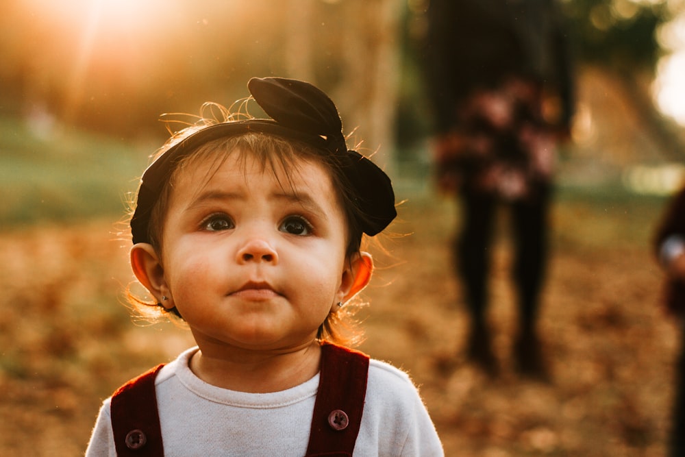 enfant en bas âge portant un bandeau noir