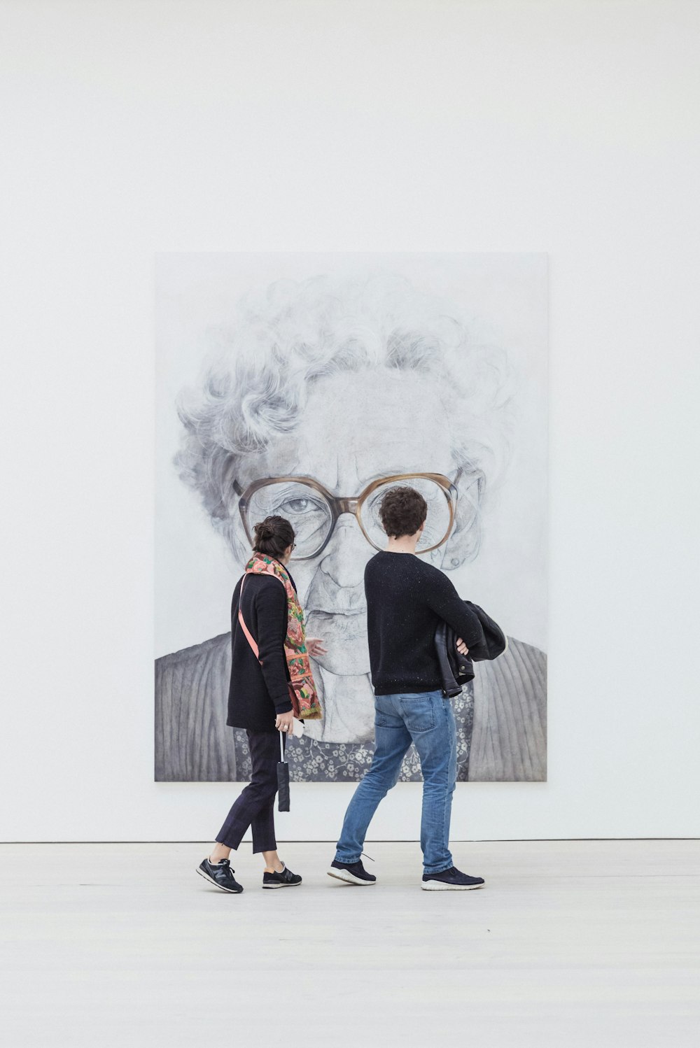 hombre y mujer mirando la pintura de la mujer