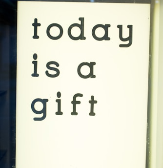 A bold, large-font text display reading 'mais bref bon anniv tom' on a clean background.