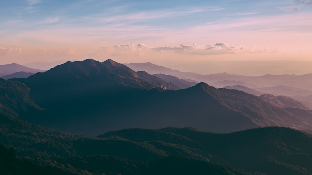 grünes und braunes Berglandschaftsfoto