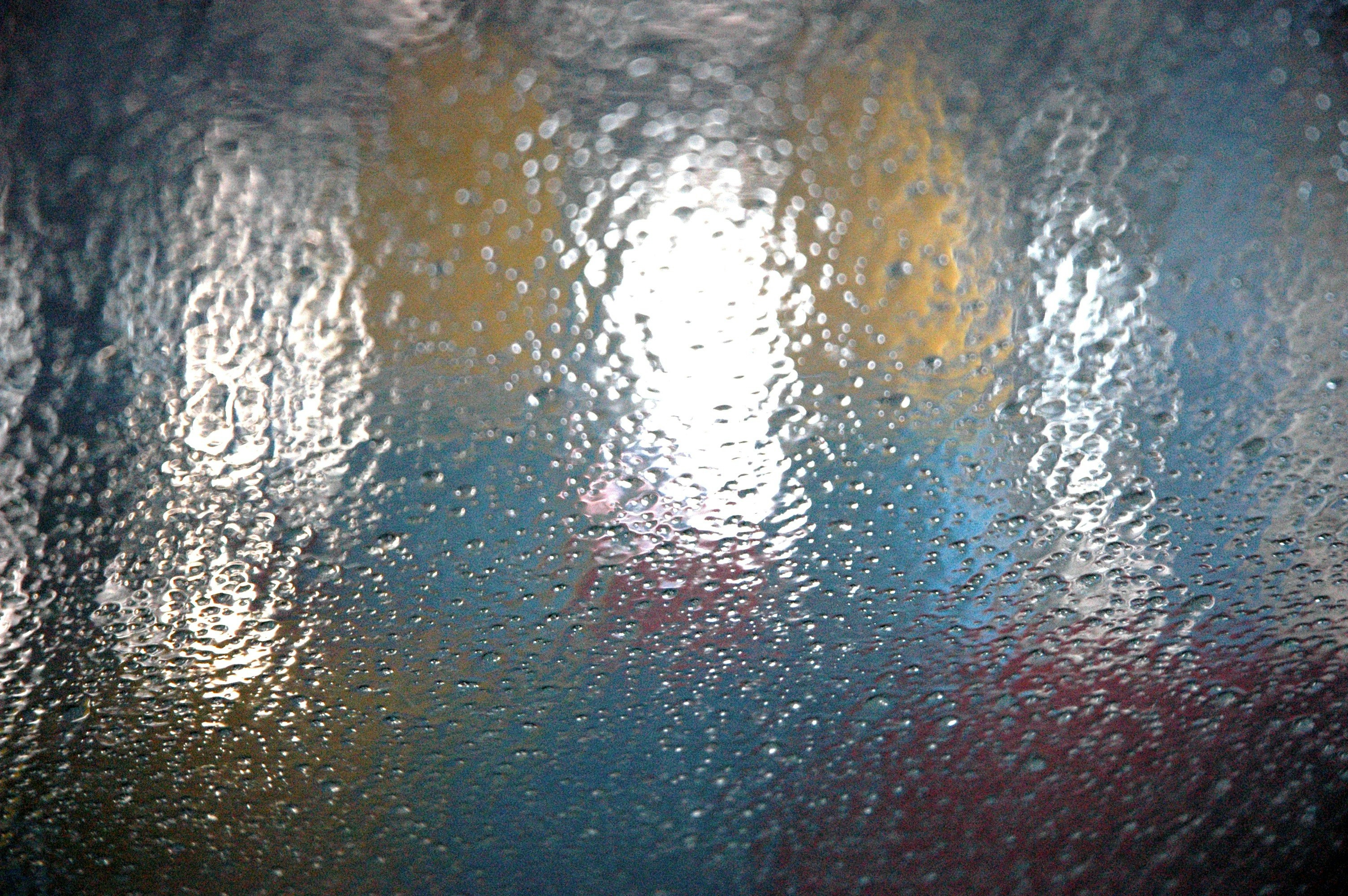 Un primer plano de una ventana cubierta de lluvia